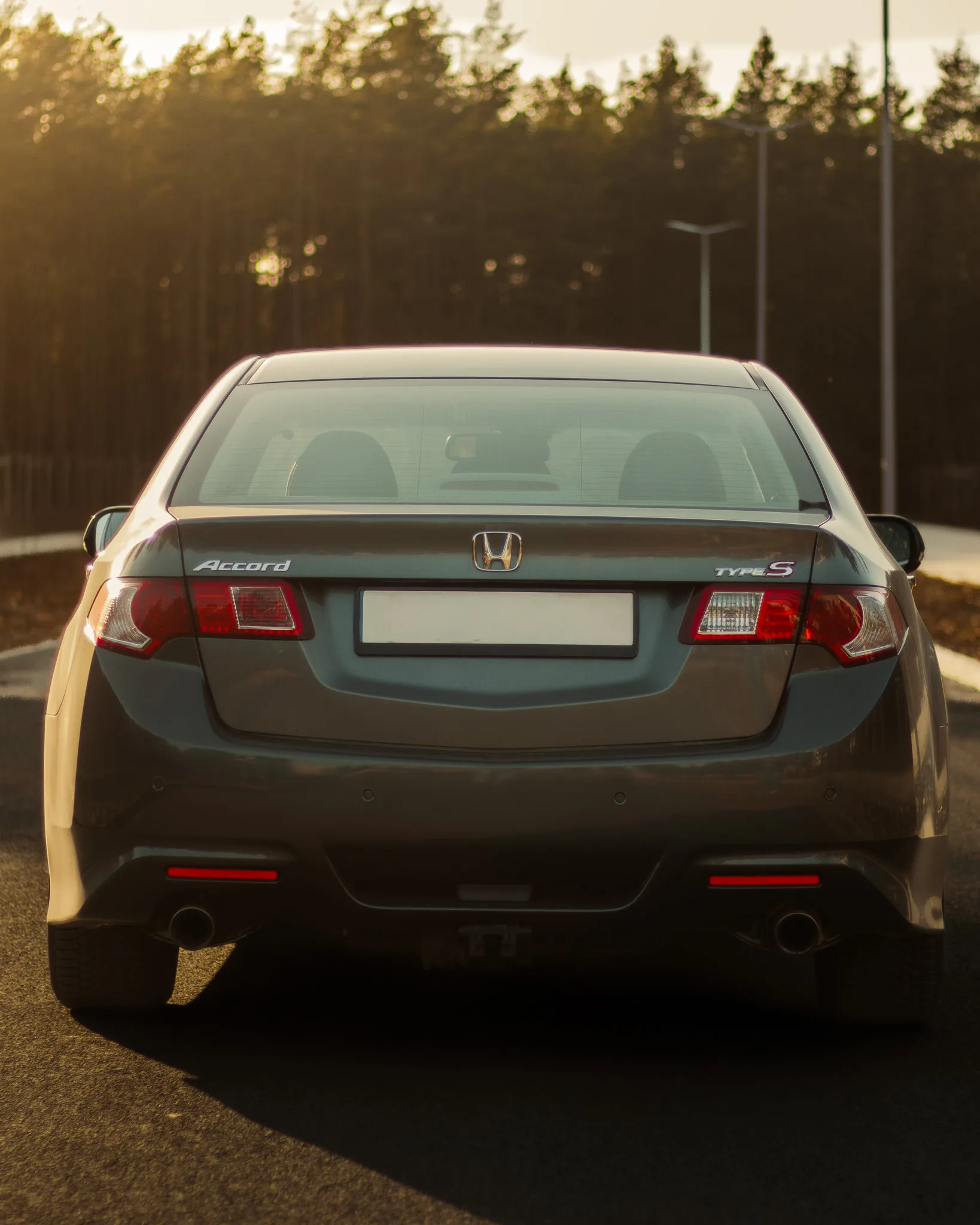 Honda Accord Type S w złotym świetle zachodu słońca